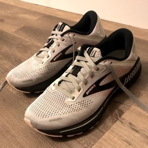 Adrenaline GTS 22
Women's road-running shoes